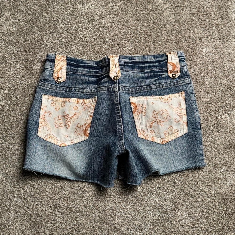 BROOKLYN FLORAL POCKET CUT-OFF LOW RISE DENIM SHORTS